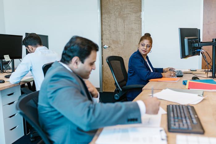 Deux employés travaillant à leurs postes dans un bureau