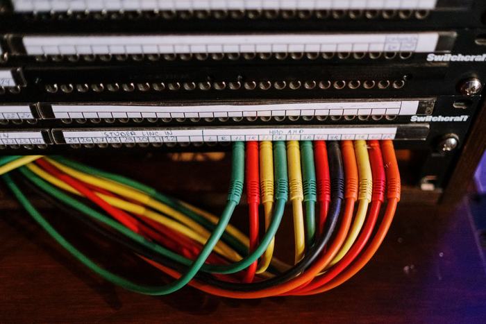 Panneau de brassage d’un réseau de bureau, câbles de couleur bien rangés